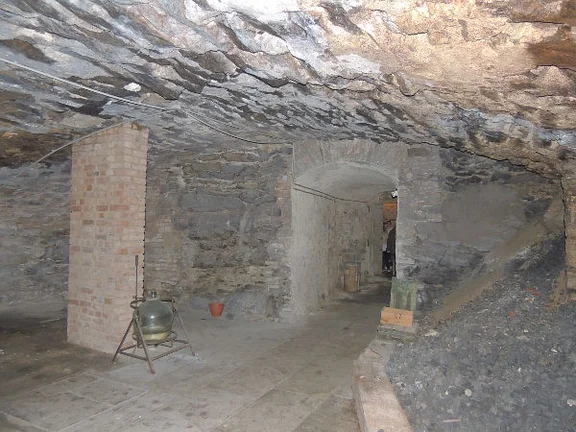 Stirnwand im hinteren der beiden tieferen Keller, Durchgang in den vorderen Keller, Juni 2016. Foto: Daniel Stihler (StadtA Schwäb. Hall DIG 09482)