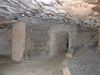 Stirnwand im hinteren der beiden tieferen Keller, Durchgang in den vorderen Keller, Juni 2016. Foto: Daniel Stihler (StadtA Schwäb. Hall DIG 09482)