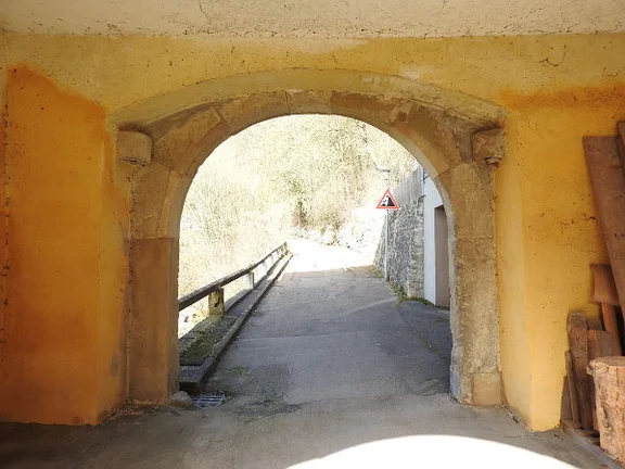 Blick durch das Tor Richtung Haalsteige, Bild von 2016. Foto: Günter Albrecht (StadtA Schwäb. Hall DIG 07364)