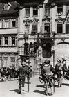 Pranger und Haus als Kulisse bei „Historischen Festspielen“, 1935. Fotograf: Otto Eisenmenger (StadtA Schwäb. Hall FS 14039)