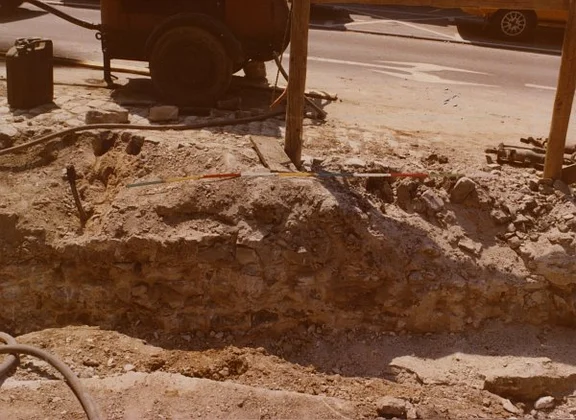 1980 wurde bei Bauarbeiten direkt vor dem Gebäude ein Stück der Stadtmauer ausgegraben.Foto: Eberhard Weller (StadtA SHA FS 12756)