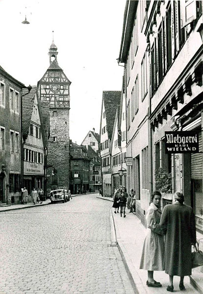 Blick durch die Gelbinger Gasse, 1954. Teilansicht des Hauses am rechten Bildrand. Foto: Baurechtsamt Schwäbisch Hall (Baurechtsamt Schwäbisch Hall, Bauakten Gelbinger Gasse 34)