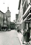 Blick durch die Gelbinger Gasse, 1954. Teilansicht des Hauses am rechten Bildrand. Foto: Baurechtsamt Schwäbisch Hall (Baurechtsamt Schwäbisch Hall, Bauakten Gelbinger Gasse 34)