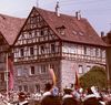 Während des Kuchen- und Brunnenfests 1969. Foto: Hans Kubach (StadtA Schwäb. Hall FS 01450a)