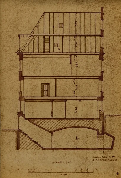 Schnitt durch das Haus von 1907; gut erkennbar ist, dass der Gewölbekeller nicht komplett unter dem Hausgrundriss liegt. Dies könnte ein Hinweis auf die Zugehörigkeit des Kellers zu einer Vorgängerbebauung sein (Baurechtsamt Schwäb. Hall, Bauakten Am Markt 7)