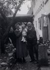 Julius und Luise Krockenberger mit Enkelin im Garten, 1935, rechts ist der „Nonnenhof“ zu erkennen. Foto: Privat (StadtA Schwäb. Hall DIG 01109)