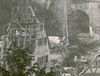 Nach dem Luftangriff vom 23. Februar 1945. Hinter dem zur Hälfte zerstörten Wohnhaus Im Lindach 11 ist der Trümmerhaufen der Scheune Im Lindach 10 zu erkennen (StadtA SHA FS 38466)
