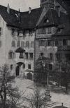 Seite zum Hafenmarkt mit davor liegendem Brunnen, rechts ist der gusseiserne Balkon von 1865 zu erkennen. Aus einer Broschüre „Solbad Schwäb. Hall“, undat., nach 1911 (StadtA SHA So StA 9151)