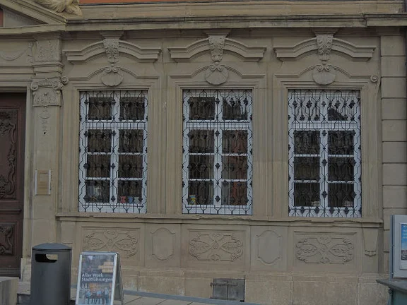 Fensterreihe im Erdgeschoss u.a. mit Muschelschmuck und schmiedeeisernen Gittern, April 2017. Foto: Daniel Stihler (StadtA Schwäb. Hall DIG 10166)