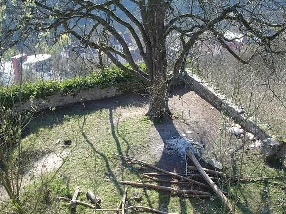 Trapezförmiger Hof im Süden der Vorburg. Bild aus dem April 2007. Foto: Daniel Stihler (StadtA Schwäb. Hall DIG 04332)