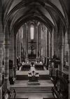 Blick von der Orgelempore in das Langschiff und den Chor von St. Michael, 1942/43. Die Schilder auf den beiden vordersten Säulen links weisen auf Luftschutzräume hin. Foto: Ruth Balluff  (StadtA Schwäb. Hall Balluff 0045)