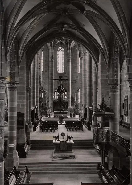 Blick von der Orgelempore in das Langschiff und den Chor von St. Michael, 1942/43. Die Schilder auf den beiden vordersten Säulen links weisen auf Luftschutzräume hin. Foto: Ruth Balluff  (StadtA Schwäb. Hall Balluff 0045)