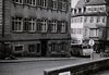 Ansicht vom Marktplatz aus, vor dem Einbau der Passage, Februar 1957. Man beachte den Richtung Marktplatz abbiegenden Bus - der Marktplatz war damals noch keine Fußgängerzone (Baurechtsamt Schwäb. Hall, Bauakten)