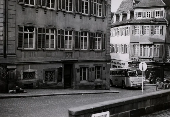 Ansicht vom Marktplatz aus, vor dem Einbau der Passage, Februar 1957. Man beachte den Richtung Marktplatz abbiegenden Bus - der Marktplatz war damals noch keine Fußgängerzone (Baurechtsamt Schwäb. Hall, Bauakten)