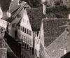 Ausschnitt aus einem von der Comburg aus gemachten Bild der Neustetterstraße von ca. 1956-1959; das Haus Nr. 28 ist am linken Rand zu erkennen. Foto: Ruth Balluff (StadtA Schwäb. Hall  Balluff 00270)