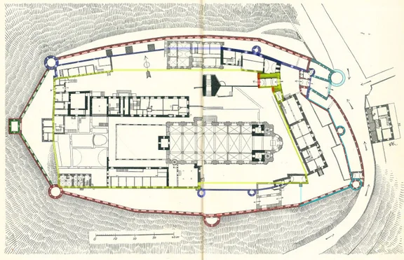 Altersphasenplan für die Befestigungsanlagen der Comburg. Mittelalterliche Ummauerung = gelb; 1. spätmittelalterliche Ausbauphase unter Abt Ehrenfried I. von Vellberg (im Amt 1402-1421) = dunkelblau; 2. spätmittelalterliche Ausbauphase der 1490er Jahre unter Propst Seifried vom Holtz (im Amt 1488-1504) = hellblau; Vergrößerung unter Erasmus Neustetter (im Amt 1551-1594) = rot; Verstärkung des Westturms und der westlichen Mauern im 17. Jahrhundert = grün. Bei zweifarbiger Darstellung Farbe der äußeren Mauerseite = Bauzeit, Farbe der inneren Mauerseite = Verstärkung bzw. Aufstockung; nach Ulrich Knapp: Von der Grafenburg zur Königlich Württembergischen Kaserne. Die Befestigungsanlagen der Comburg, in: Klaus Gereon Beuckers (Hrsg.): Kloster Großcomburg. Neue Forschungen. Hrsg. von Staatliche Schlösser und Gärten Baden-Württemberg, Regensburg 2019, S. 369-468 (Planbeilage u. Plan S. 466), eingezeichnet in den Grundriss der Gesamtanlage der Comburg, Stand 1907, aus: Eugen Gradmann (Hrsg.): Die Kunst- und Altertums-Denkmale der Stadt und des Oberamtes Schwäbisch-Hall, Esslingen 1907, nach S. 110
