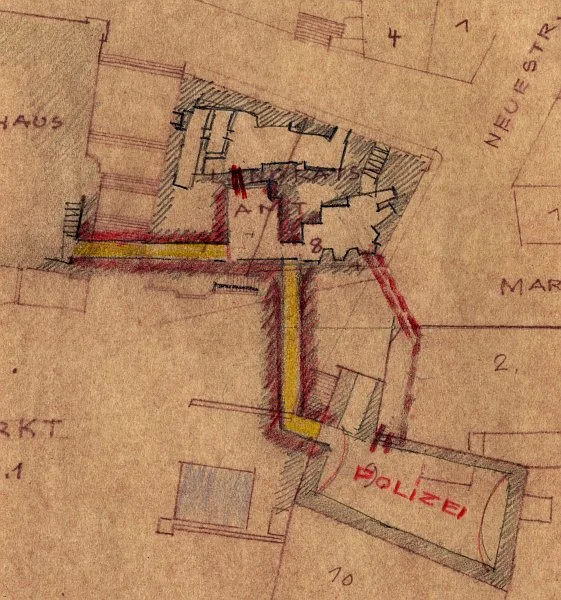 Plan zum Bau eines Luftschutzstollens als Verbindung zwischen dem Rathaus, dem damaligen Landratsamt (Am Markt 7/8) und dem heutigen Egenhaus, damals Polizeiwache (Am Markt 9). Ob das Vorhaben umgesetzt wurde, ist nicht bekannt  (Baurechtsamt Schwäb. Hall, Bauakten Am Markt 7/8)