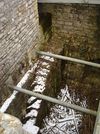 Blick in den Turmstumpf mit West- und Nordwand, einer Treppe und Fensteröffnungen. Unterirdisch haben sich aufgrund der Zuschüttung des Langen Grabens zwei Stockwerke des Turms erhalten, März 2013. Foto: Daniel Stihler (StadtA SHA DIG 3316)