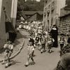 Kinderfestumzug vor dem Haus, wohl 1950er Jahre. Fotograf unbekannt, Original in Privatbesitz (StadtA Schwäb. Hall DIG 05525)