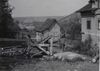 Bild aus dem April 1933 mit dem Garten des Hauses, kurz vor dem Begin der Arbeiten zum Bau der Umgehungsstraße. Das Bild entstand offenbar bei Vermessungsarbeiten für den Straßenbau,wie der Mann in der Bildmitte mit der Stange zeigt  (heutige Johanniterstraße) (StadtA SHA FS 12206)