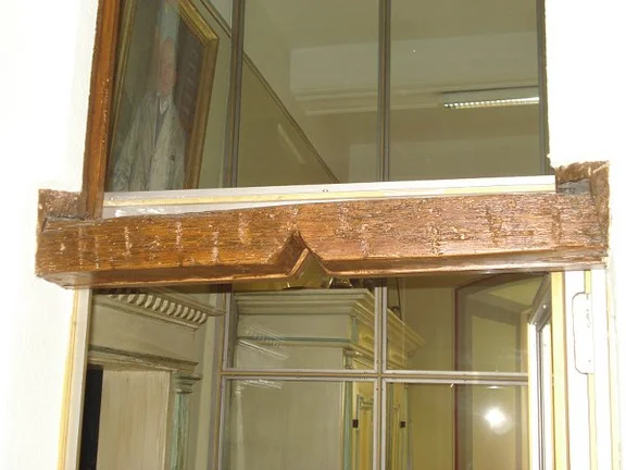 Möglicherweise gotischer Türsturz im Flur des Erdgeschosses, Juli 2013. Foto: Daniel Stihler (StadtA SHA DIG 03656)