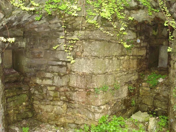 Schießscharten Richtung Osten und Süden, Mai 2013. Foto: Daniel Stihler (StadtA SHA DIG 3680)