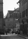 Blick aus Richtung Norden von der Einmündung des Hafenmarkts in die Neue Straße aus. Vor der benachbarten Post hält ein Postbus. Undat., um 1928-1934. Fotograf unbekannt (StadtA Schwäb. Hall DIG 05839, Original: Ivo Lavetti / www.nostalgus.de, alle Rechte vorbehalten)