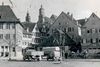 Die Einmündung der Haalstraße in den Haalplatz, wohl 1930er Jahre. Die Nutzung als Parkplatz hat begonnen, das Fuhrwerk zeigt, dass noch viele bespannte Fahrzeuge in Schwäbisch Hall unterwegs waren. Fotograf unbekannt (StadtA Schwäb. Hall AL-0040)