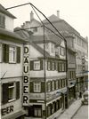 Foto des alten Hauses vor dem Abbruch 1935, mit eingezeichneten Baulinien des geplanten Neubaus (Baurechtsamt SHA, Bauakten)