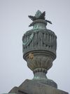 Vase bzw. Urne auf der Spitze des Ostgiebels, April 2017. Foto: Daniel Stihler (StadtA Schwäb. Hall DIG 10130)