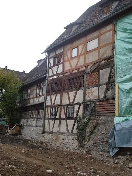 Die durch den Abbruch des Nachbarhauses Nr. 21 freigelegte Ostwand, Oktober 2009. Foto: Daniel Stihler (StadtA SHA Server Häuserlexikon)