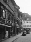 Blick in die Neue Straße aus Richtung Westen, im Haus (links) befand sich damals ein „Kaiser's Kaffee-Geschäft“. Undat., um 1928-1934. Fotograf unbekannt (StadtA Schwäb. Hall DIG 05743, Original: Ivo Lavetti / www.nostalgus.de, alle Rechte vorbehalten)