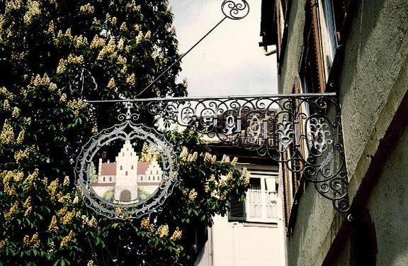 Altes Wirtshausschild, 1990. Foto: Hans Werner Hönes (StadtA Schwäb. Hall FS 50441)