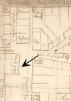 Plan des Bereichs um den Spitalbach vor dem Großen Stadtbrand vom 31. August 1728. Die nicht wieder aufgebaute Häuserzeile, zur der die Keller vor den Anwesen Am Spitalbach 2 und 4 vermutlich gehört haben, sind mit einem Pfeil markiert  (StadtA SHA 5/1665)