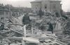 Bergungsarbeiten nach der Zerstörung des Hauses durch dem Luftangriff vom 23. Februar 1945, im Hintergrund das leicht beschädigte Haus Nr. 21 (StadtA Schwäb. Hall FS 38469)