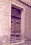 Die offenbar noch von 1890 stammende Tür zum Betsaal kurz vor dem Abbruch, 1984 (StadtA SHA 27/0010)