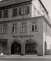 Bild um 1950, kurz nach der Übernahme des Fotogeschäfts Kaloumenos durch den Fotografen Paul Swiridoff und vor dem Umbau des Hauses 1954/55. Foto: Fachbereich Planen und Bauen der Stadt Schwäbisch Hall (StadtA Schwäb. Hall DIG 05264)