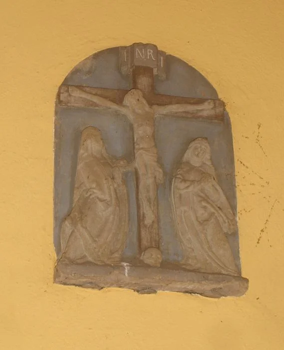 Kreuzigungsszene, alte Skulptur innerhalb des Tores, November 2007. Foto: Daniel Stihler (StadtA SHA Server Häuserlexikon)