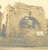 Ruine des Pulverturms, Mai 1953. Das Schild davor weist den Weg zu den „Dolan Barracks“ in Hessental. Foto: Dr. Eduard Krüger (StadtA Schwäb. Hall FS 54119)