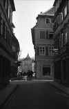 Blick durch die Schwatzbühlgasse, das Haus ist rechts am Werbeschild „Cigaretten“ erkennbar. . Undat., um 1928-1934. Fotograf unbekannt (StadtA Schwäb. Hall DIG 05807, Original: Ivo Lavetti / www.nostalgus.de, alle Rechte vorbehalten)