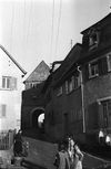 Blick in das obere Ende des „Stöckles“, das Haus ist rechts neben dem Tor erkennbar, teilweise verdeckt durch Nr. 10. Undat., um 1928-1935. Fotograf unbekannt (StadtA Schwäb. Hall DIG 05570, Original: Ivo Lavetti / www.nostalgus.de, alle Rechte vorbehalten)