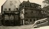 Nach dem Beginn der Abbrucharbeiten, 1966. Dieses aus mehreren Fotos zusammengesetzte Bild sollte offenbar auch die Schäden am Nachbarhaus Kirchgasse 29 (links) dokumentieren (StadtA SHA 27/455)