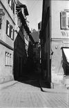 Einmündung der Kerfengasse in den Haalplatz, rechts Teilansicht des Hauses Im Haal 7. Undatiertes Foto um 1928-1934. Fotograf unbekannt (StadtA Schwäb. Hall DIG 05851, Original: Ivo Lavetti / www.nostalgus.de, alle Rechte vorbehalten)