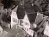 Das am Standort der Synagoge errichtete Wohnhaus in einem Ausschnitt aus einem von der Comburg aus gemachten Bild der Neustetterstraße von ca. 1956-1959. Foto: Ruth Balluff (StadtA Schwäb. Hall  Balluff 00269)