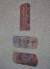 In der Hauswand eingelassene, datierte Ziegel, November 2007. Foto: Daniel Stihler (StadtA Schwäb. Hall Server Häuserlexikon)