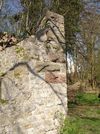 Südliche Außenmauer des romanischen Palasgebäudes mit Buckelquadern an der Ecke. Bild aus dem April 2007. Foto: Daniel Stihler (StadtA Schwäb. Hall DIG 04322)