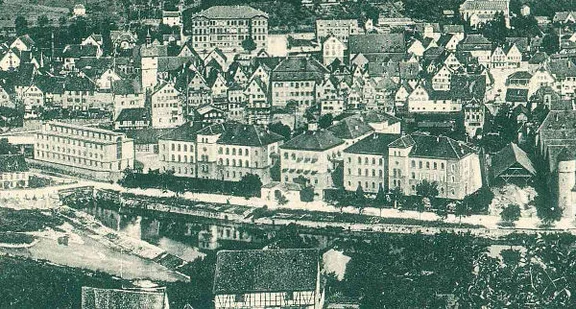 Das Gefängnis mit dem 1898/99 erbauten „Zellentrakt“ (links) auf einer Leporello-Postkarte, um 1900 (StadtA Schwäb. Hall R 76/4)