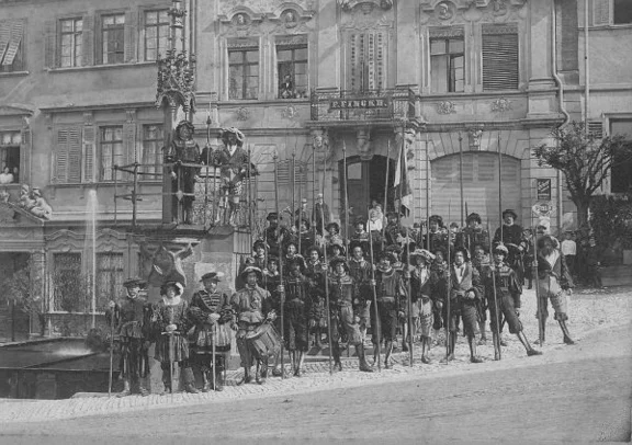 Landsknechtsgruppe vor dem Haus Finckh, 1936. Fotograf: unbekannt (StadtA Schwäb. Hall FS 41548)