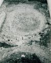 Unmittelbar südlich von Soletrog 6 wurden zwei Lehmwannen mit einem Durchmesser von ca. 1 m entdeckt, von denen eine genauer untersucht werden konnte. Foto: E. Schwend (StadtA Schwäb. Hall HV-F 441).