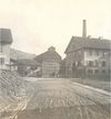 Blick über den zentralen Platz der Saline in Richtung Südosten zum Solespeicher, um 1900. Links neben dem Solespeicher steht das erst 1993 abgerissene Haus des Salineninspektors (später Salinenstraße 16/1). Bild aus einem Fotoalbum des Salinenamtsvorstehers Gustav Müller (1836-1914) (StadtA Schwäb. Hall R65/01)